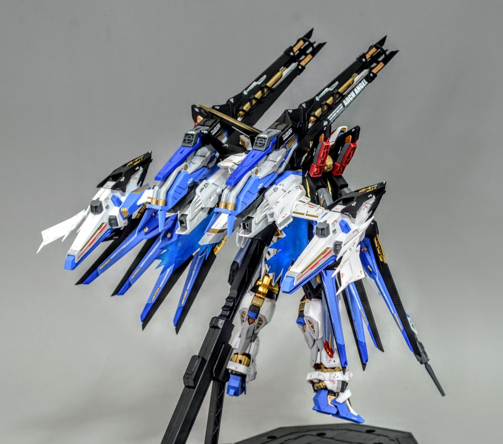 ライジングストライカーは戦闘中の分離、再合体が可能で、ストフリ本体も単独で戦闘行動可能に改修されている設定です。