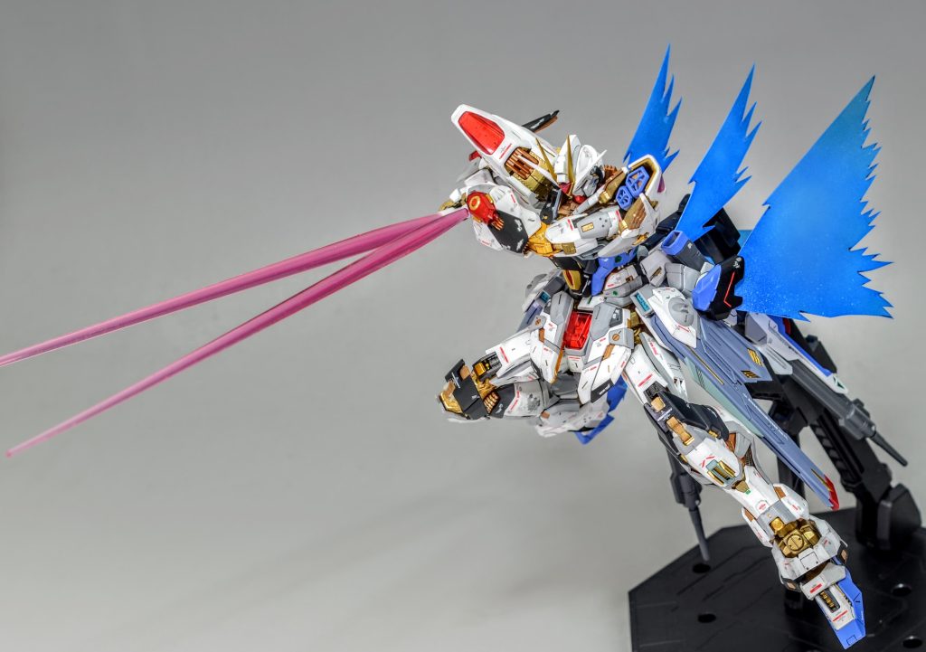 ストフリ改の近接戦闘です。サーベルもPGサイズの物を加工して取り付けています。