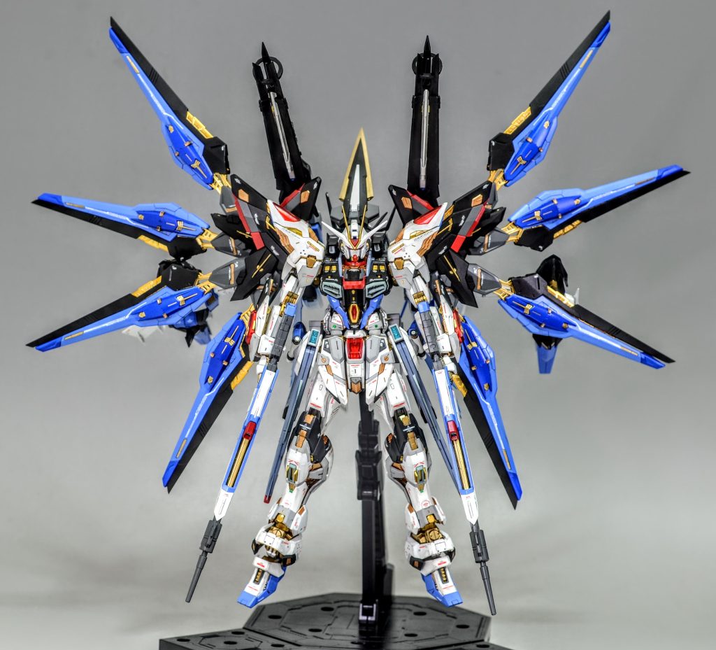 ハイマットモードです。ドラグーンを射出していない状態でも腰部のVLが使えるので大気圏内外を問わず高い戦闘機動を発揮できます。