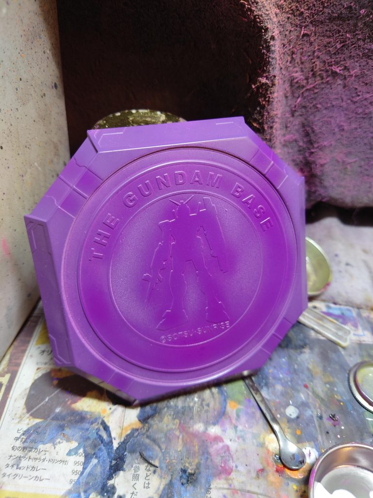 ガンダムベース限定の台座は、クリアーパープルで模様が浮かび上がるようにグラデーション塗装
