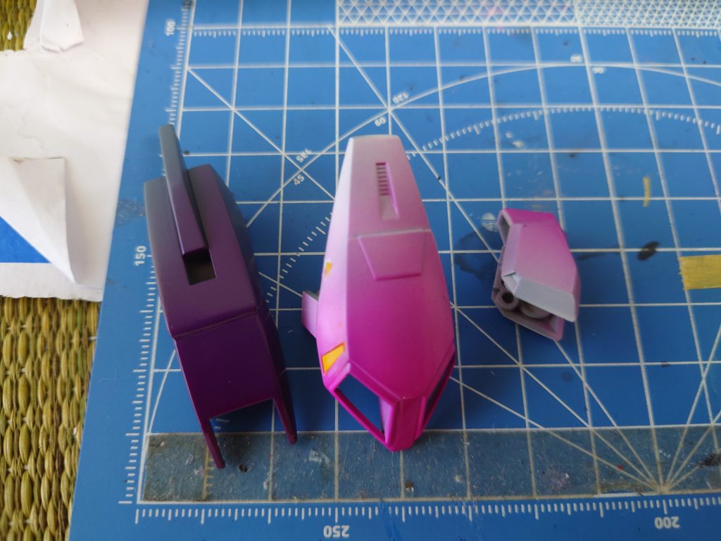 左脚、右肩とシールドにクリアーピンクでグラデーション塗装してメリハリ付け