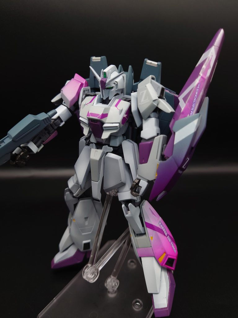 普通に指定通りのカラーリングで全塗装したのではつまらないので、左脚と、右肩、シールドはクリアーピンクでグラデーション入れてみました