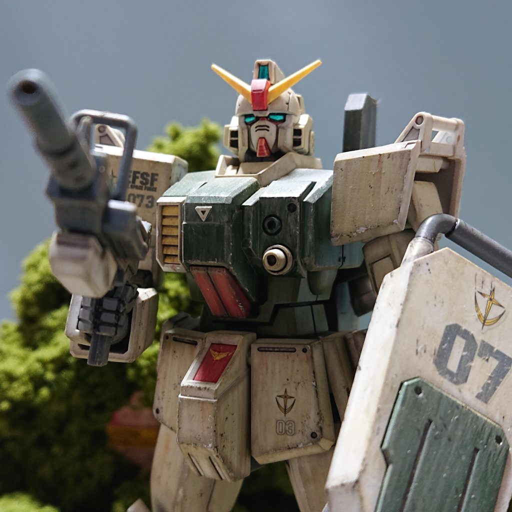 キット自体は大変作り易いので表面のヒケ取りのためペーパー掛けのみで。ウェザリングを強めに実施してより汚れた感じを目指して重ね塗りしています。キズは至る所にエナメルシルバーを点塗りしました。