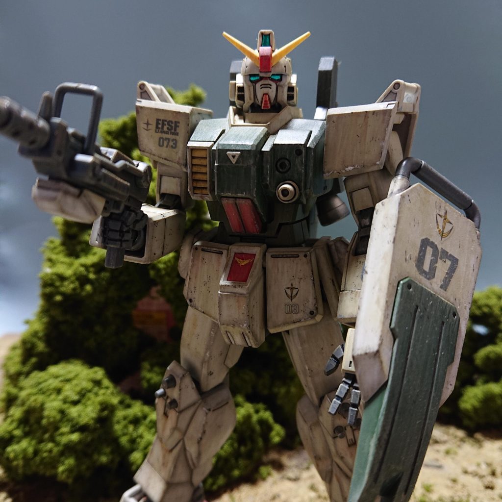 鐡道模型用の緑のスポンジを周りに適当に置いただけですが雰囲気UPです。