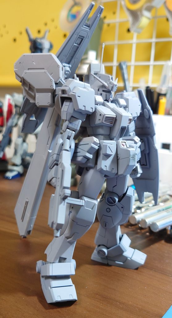 サフ吹いて色々確認。足首のジョイントは、足が外側にズレるように位置を変更して足を開いたときに自然な感じになるようにしました。