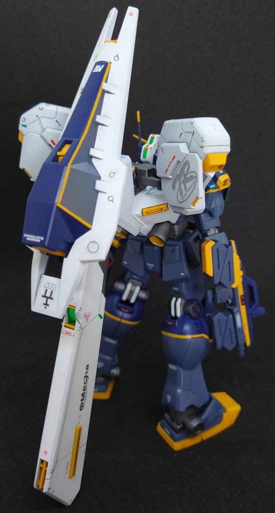 背面の映えるキットだと思います。