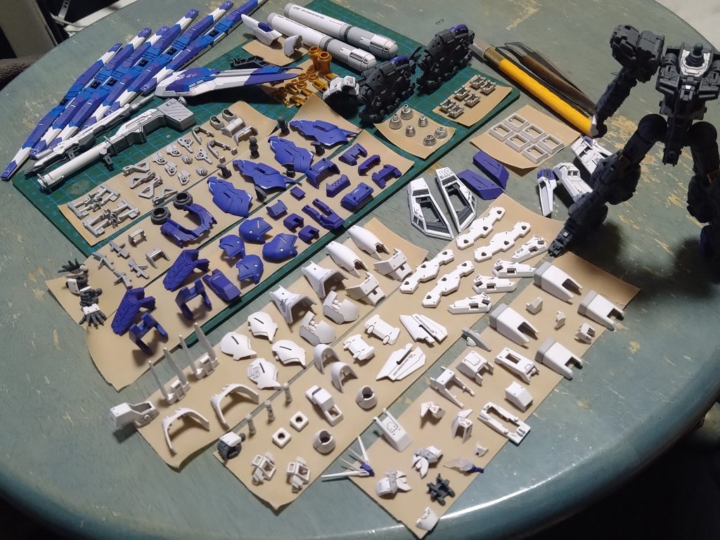 なかなかパーツ多いですねこのガンプラ😌