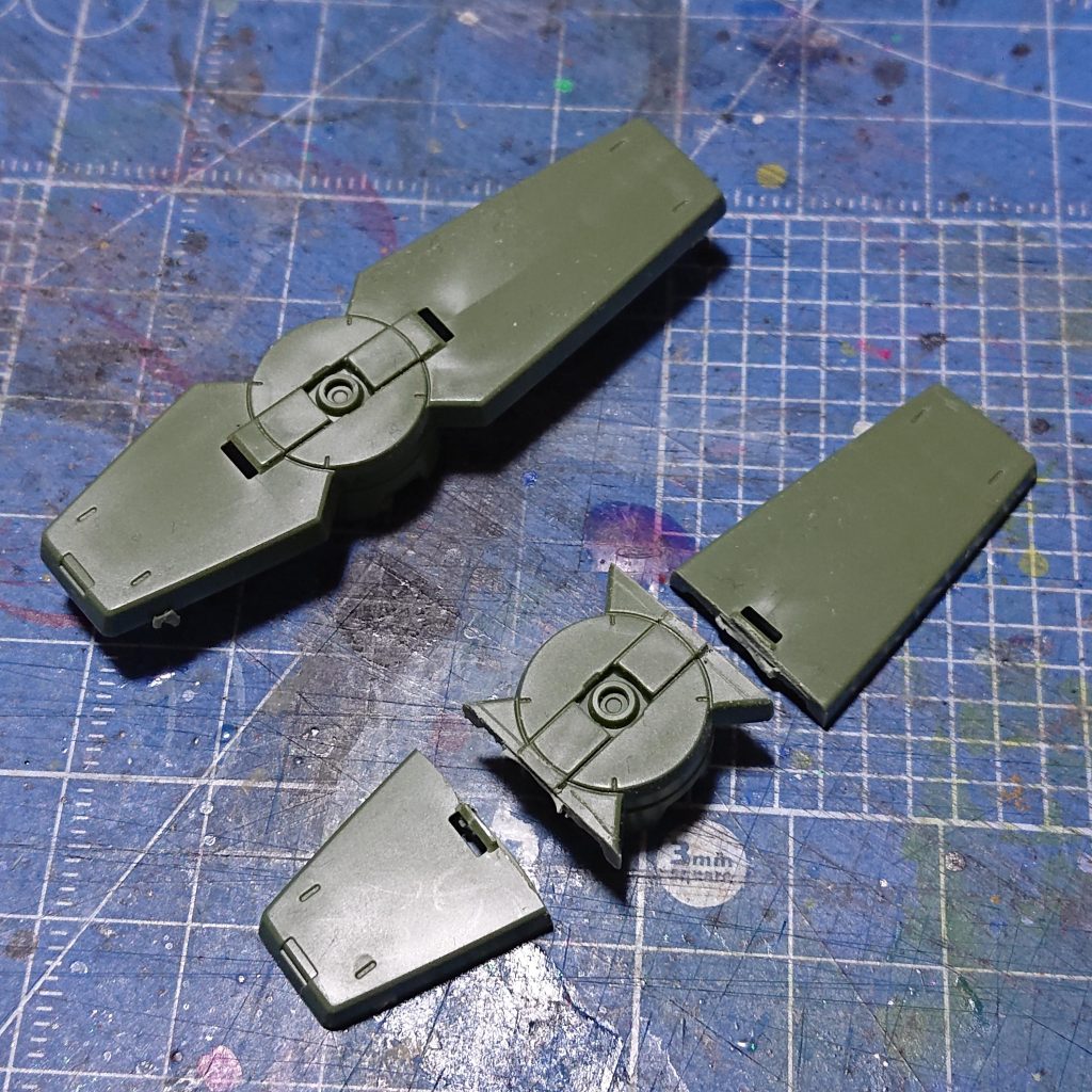 陸戦用という事でバックパックは要らないのではと勝手に考えて切断してシールドを制作しました。30MSルルチェの丸いシールドを使うつもりでしたが連邦は角ばったイメージ、ジオンなら球面デザインのイメージからグレイズも連邦風に角ばった方が似合いそうと思いこのシールドを採用しました。