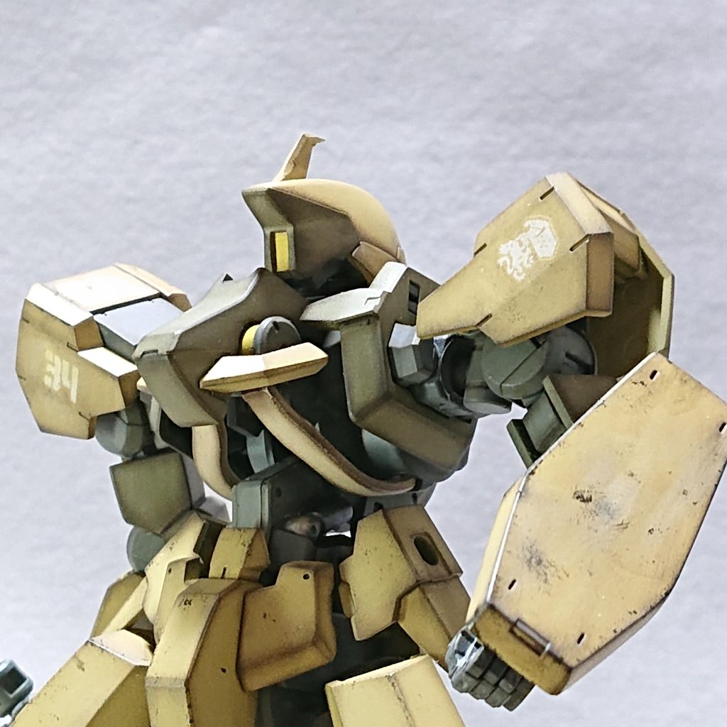 色は毎回苦労しますが、ダークイエローとタンの混色で濃さを調整しました。シールドは思い付きで制作しました。