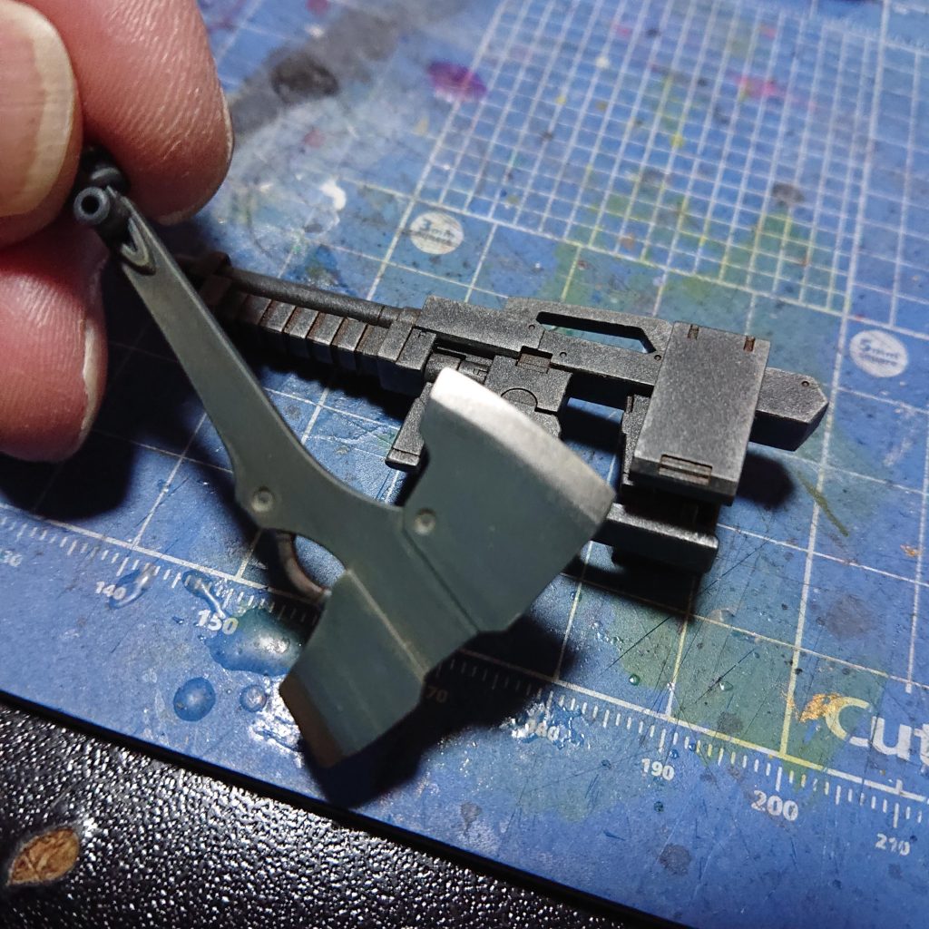 武器は銃と斧の刃をシルバーでドライブラシ実施しました。