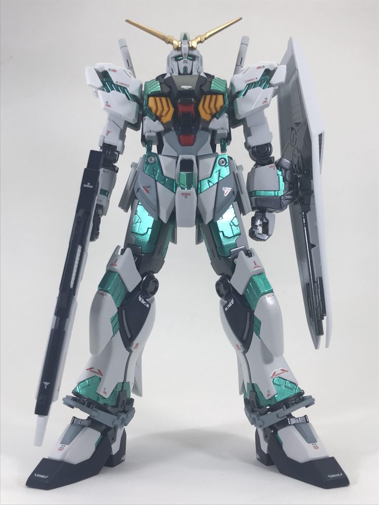 真正面ビュー。最近、フルサイコフレーム関連の機体にハマっており、発光を何色にするか、何の機体をベースにするか、色々と想像を膨らませております。😁