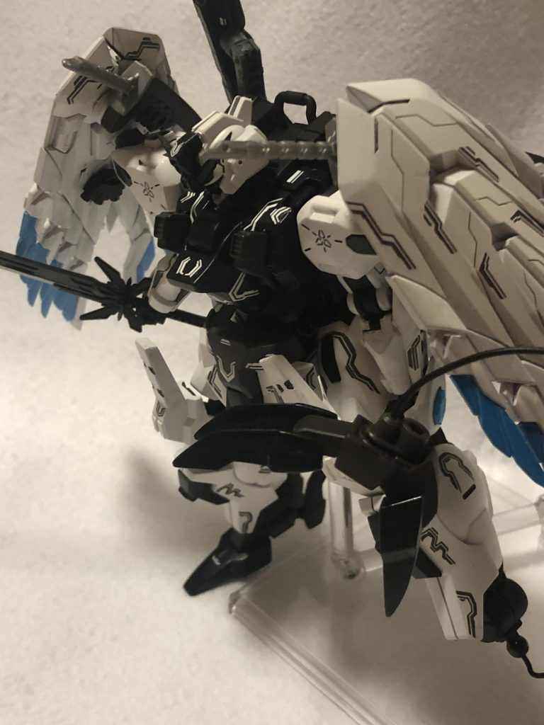 オールレンジ攻撃では、背部のテイルブレードに加え原型機同様のシャルクロウが使用できます。