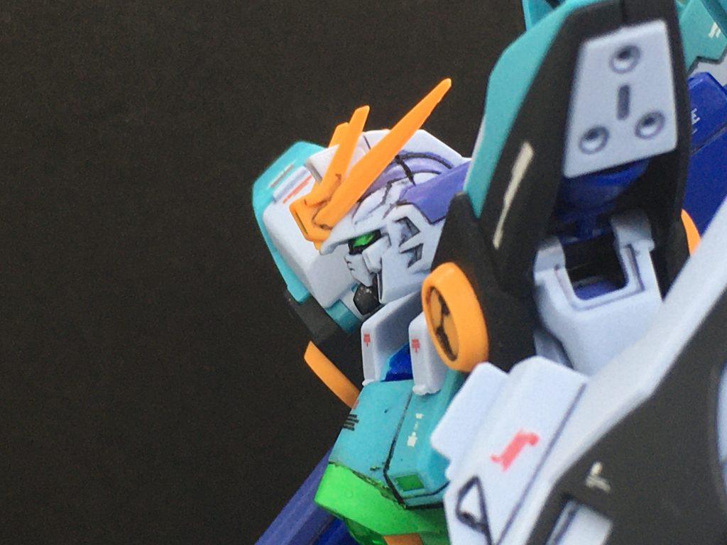 後期OP冒頭のタイトルバック風の横顔で〆。 塗装はガンダムマーカー中心です。設定では航空迷彩を意識した配色という設定なので、ガンダムWの世界におけるリアルタイプカラー的なものと解釈。デカールもマシマシにしています。青紫=30MMマーカーセット 30MMブルーパープル黒=ガンダムマーカー ガンダムブラックグレー=同グレー青=同ブルー水色=同ライトブルーブルーグレー=同MSVライトブルー デカールはオリジン汎用①、vertexのデカールを中心に貼っています。リアルタイプカラー的なものということでコーション類多い方がそれらしくなったような気がします。