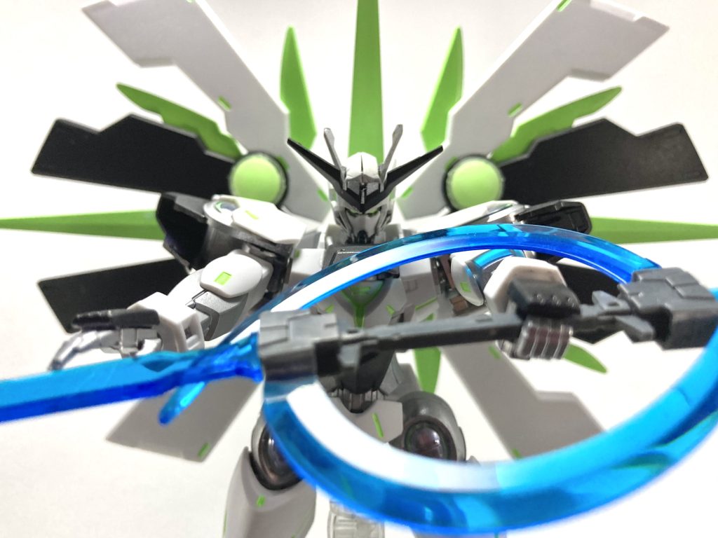 武器を構えたポージング。各部カラーは通常時でもラインがよく見えるようなカラーリングにしました