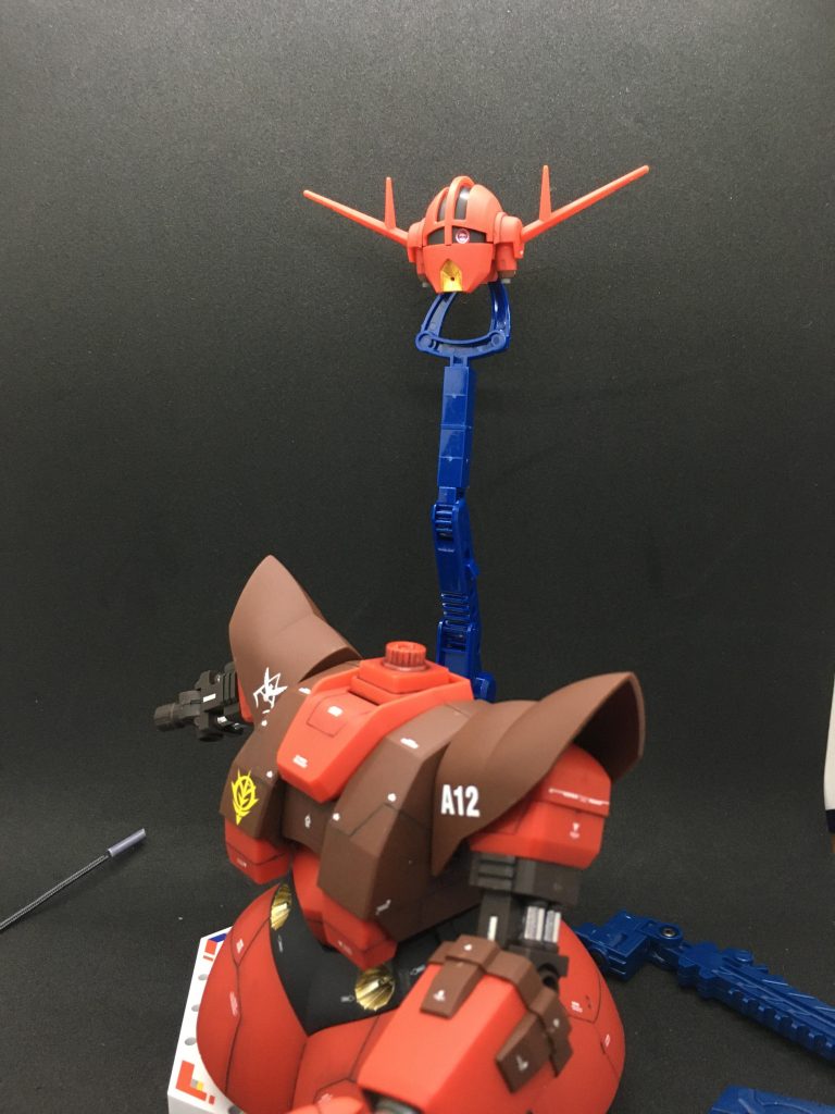 　口と腰のメガ粒子砲はピンバイスで開口。モノアイはシールがないので、3mm径のピンバイスで開口後180番の紙やすりで4mmに広げ、裏から使わないホイルシールを土台にしてカスタマイズマテリアルの3Dレンズシール4mm径サイズを貼って表現しています。　モノアイレールにポン付けしただけでは正面のピラーなどにぶつかるのでここは苦労しましたが埋め込むことに。