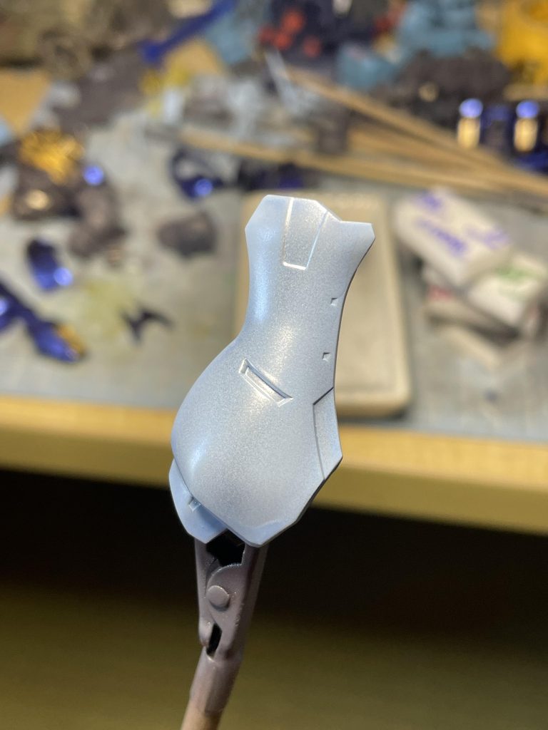 みずいろを塗装後にシルバーを2色使って下地が見えるように塗装しました。パーツの中心にはスターブライトシルバーを外側にはフレームメタリック2をそれぞれ塗装。どちらもクリアーで割り薄く希釈した塗料を吹き付けてます。