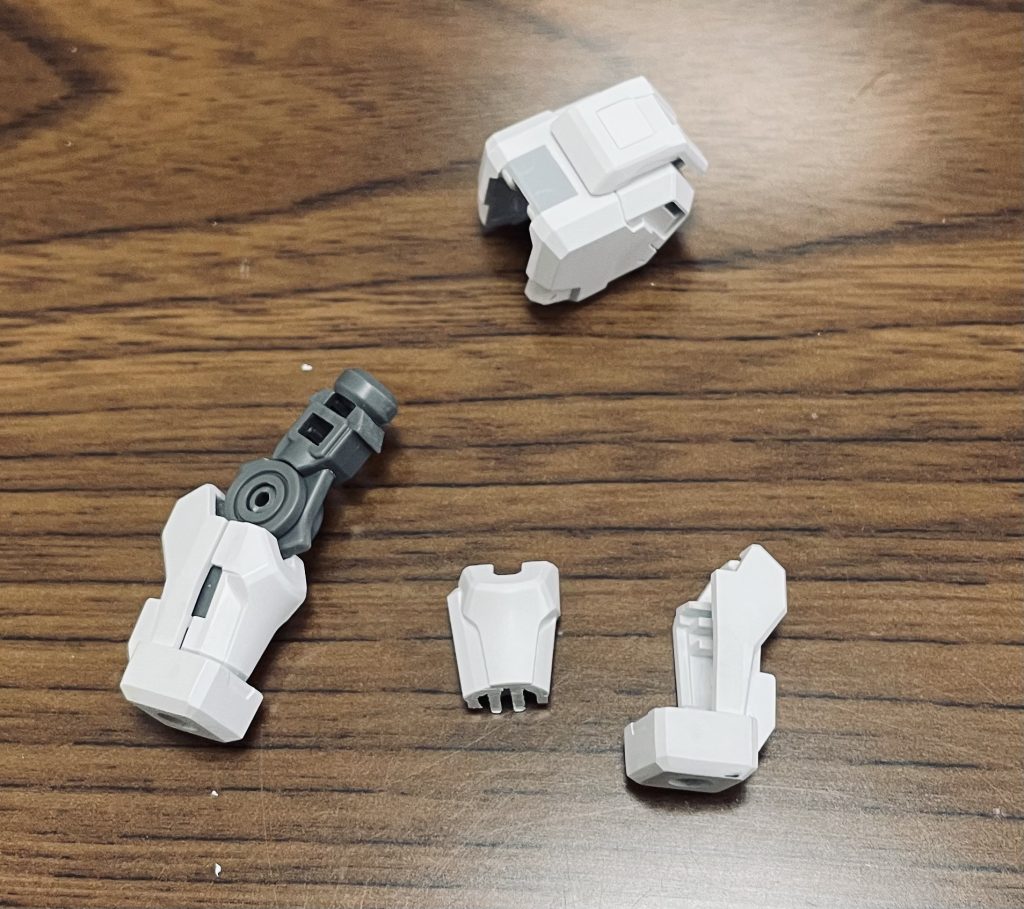 腕もあとはめように。肩も気になったので蓋をしました。