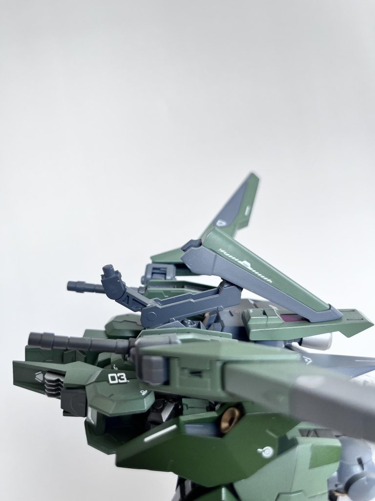 背びれを倒して機首固定用アームを取り出し。ついでに可変翼も飛行形態に変形させます。