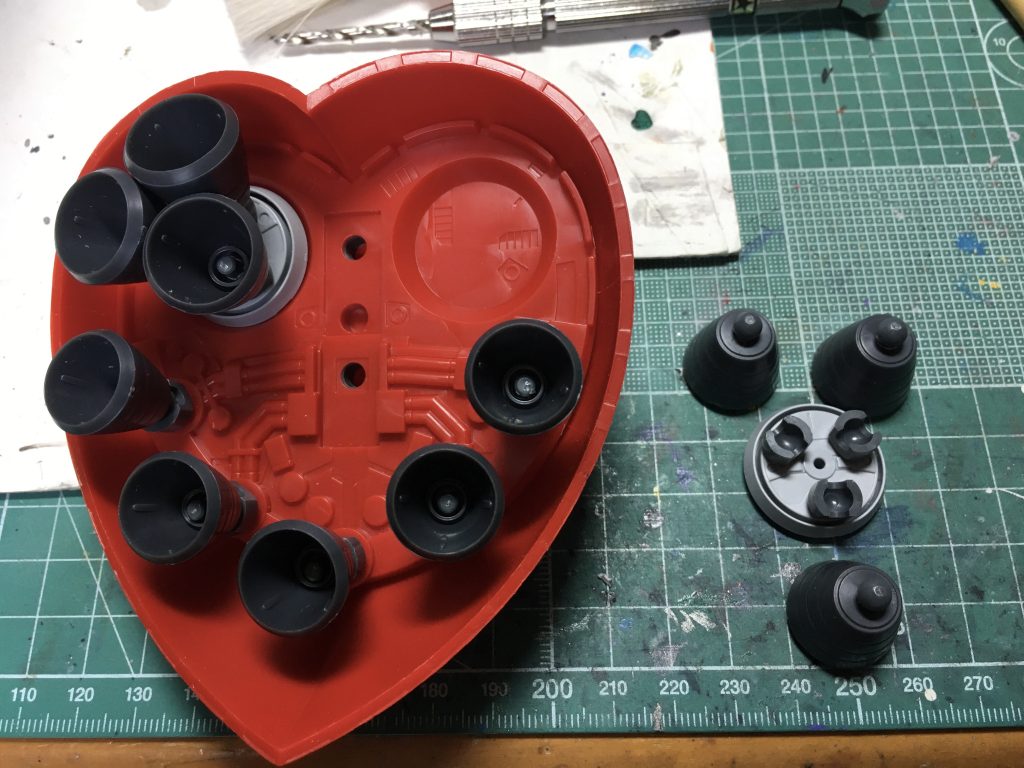 　バーニアはビルダーズパーツHD「MSレドーム01」の中サイズのレドーム基部を裏返しにしてスカート内に接着。ジャストフィットでした。　接続はHGBCボールデンアームアームズ付属のボールジョイントから。