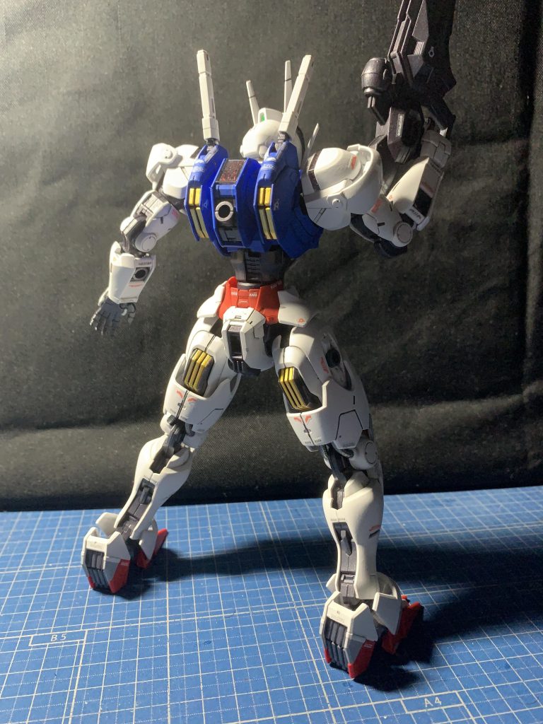 この後ろからの細身だけどマッシブな感じ好き