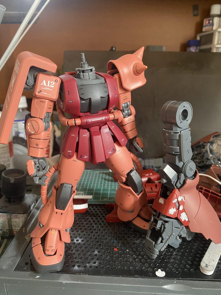 ザクの半身以上サイズのサザビーの脚。バランス調整が肝でした。