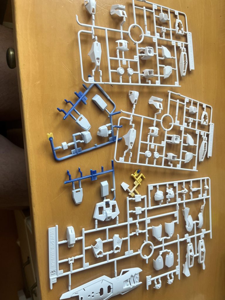 写真にあるパーツを白サフで一気塗り