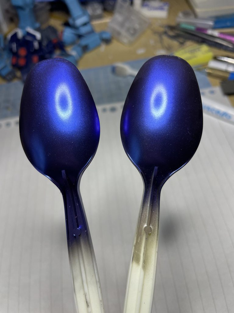 青パーツのテストピース今回は左側黒下地を採用しました。プリズムメタリックブルーバイオレットを塗装してます。