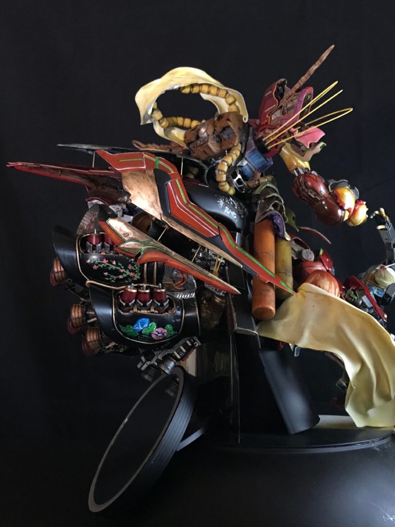 ファンネルは片側6機、左右で12機。ファンネルコンテナバーニアは上下左右に可動します。リアスカート内部は主にPGザクⅡの下半身パーツを使いましたので股、膝関節があるので可動します。左右共に花を描いてます。右側上は 萩の花右側下は 朝顔朝顔のブルーは結構良いアクセントになっていると思い気に入ってます。