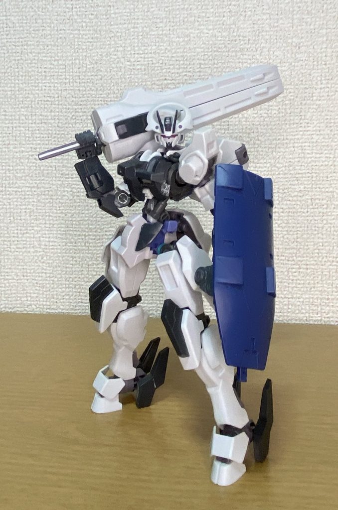 塗装前。この時点でほぼカラーリングは決まっていました。股間は組み上げ中にここに白が入ると映えると思ったのでそのままに。この部分だけ元機体からカラーパターンが外れました。