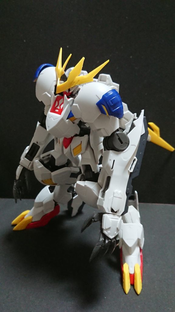 加工終了HGをベースに頭部アンテナとコックピットブロック、バックパック、肩、肩フレームを除く腕部、膝から下、メイスをFMから移植。