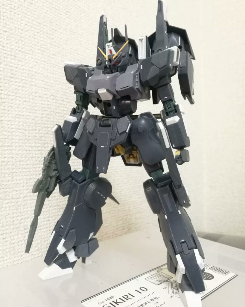 塗装前あと、自立安定化のために内側の裾を少しカットして可動域を広げました。