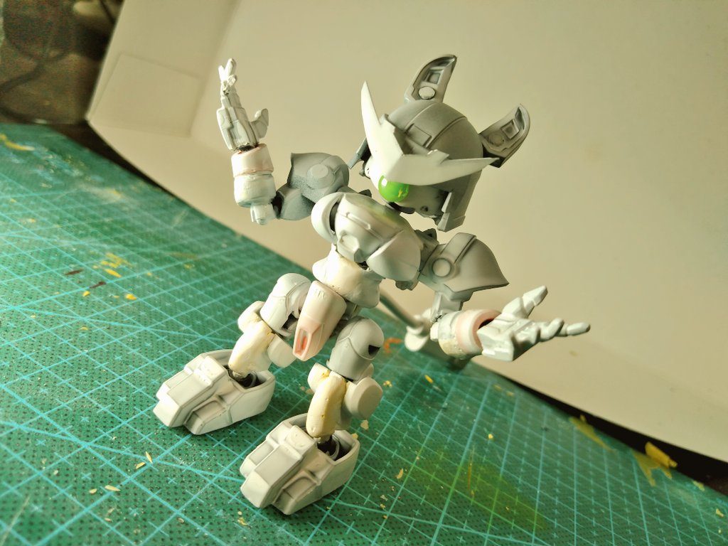 白サフで確認。腰回りの女の子らしさを出す為にけっこう手直ししました。ちなみに胸部装甲はギャンの膝パーツの真ん中のやつを左右に真ん中は30mmの頭部パーツの一部を使っています。