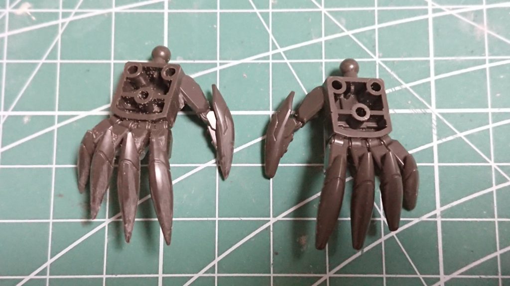 レクスネイルの加工(左が加工後)ルプスレクスの第二の顔とも言えるところなのでランナータグをプラ板の代わりに使ってシャープ化