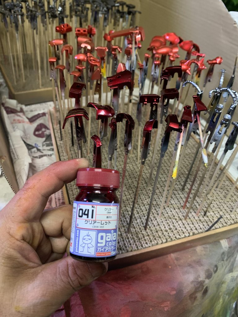 前回作ったSDシャアザクがテスト塗装だったのですが濃い赤に使ったクレオスのクリアレッドが思ったほど濃い赤にならなかったので今回はガイアのクリアレッドを試してみることに。そしたら、まあ一発で血の色のような濃い赤に！これならいずれ作るサザビーでも使えそうです！