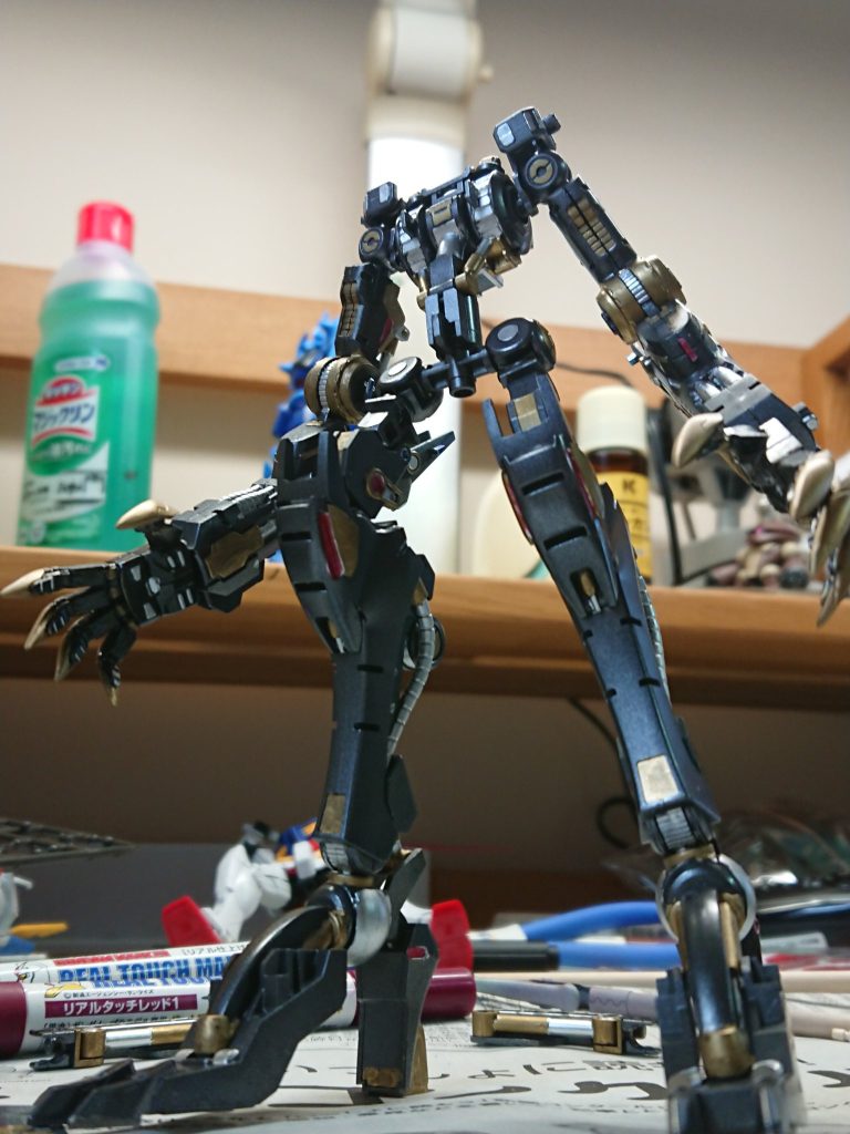 フレームの塗り分け完了ガンダムマーカーで塗り分けを行い、メタリックレッドとメタリックブルーはシャインシルバーの上にリアルタッチマークを重ね塗りウェザリングはリアルタッチマーカーブラウンとウェザリングマスターだけ使っています。本当にお手軽!!✨