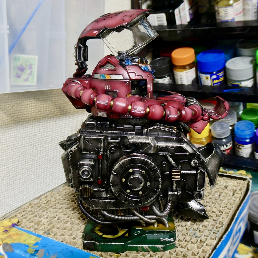 頭部は500円のガチャガチャのもので、開閉式となっています。