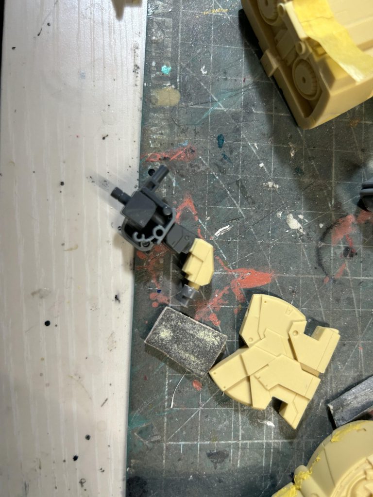 肩部の接続部は中にプラ板でステーを自作して補強しましたが、想像以上にガレキ部分が重すぎて難儀しました。