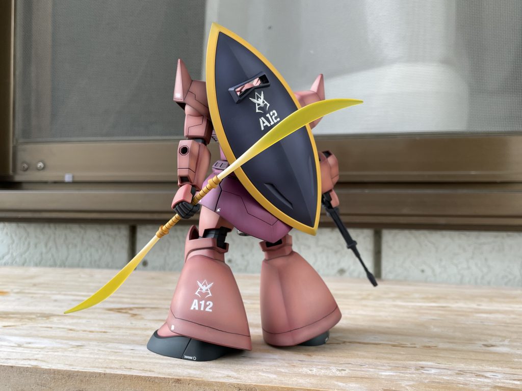 外装はシャアピンク、シャアレッド、ミッドナイトブルー、マンダリンイエロー、盾はパープル＋メカサフヘビー