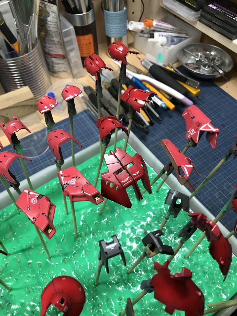 クレオスの色の源で調色。マゼンタにイエローを混ぜてドギツイ赤をめざましました。もう一色の赤はその赤に白を混ぜてサーモンピンクに近い赤を調色。