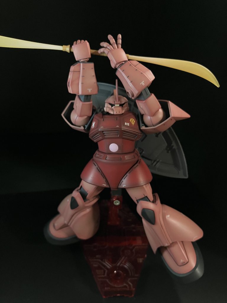 塗装は全て水性ホビーカラーとタミヤアクリルです。ピンク部はシャインレッドを下地に黄色が強めのシャアっぽいピンクでグラデをかけています。胴等の赤部はマルーンにダークグレーを少し足した下地に小豆色でグラデをかけています。自分の好みとしてはこの色味がシャア専用機の色ですね。特に小豆色は推しです。