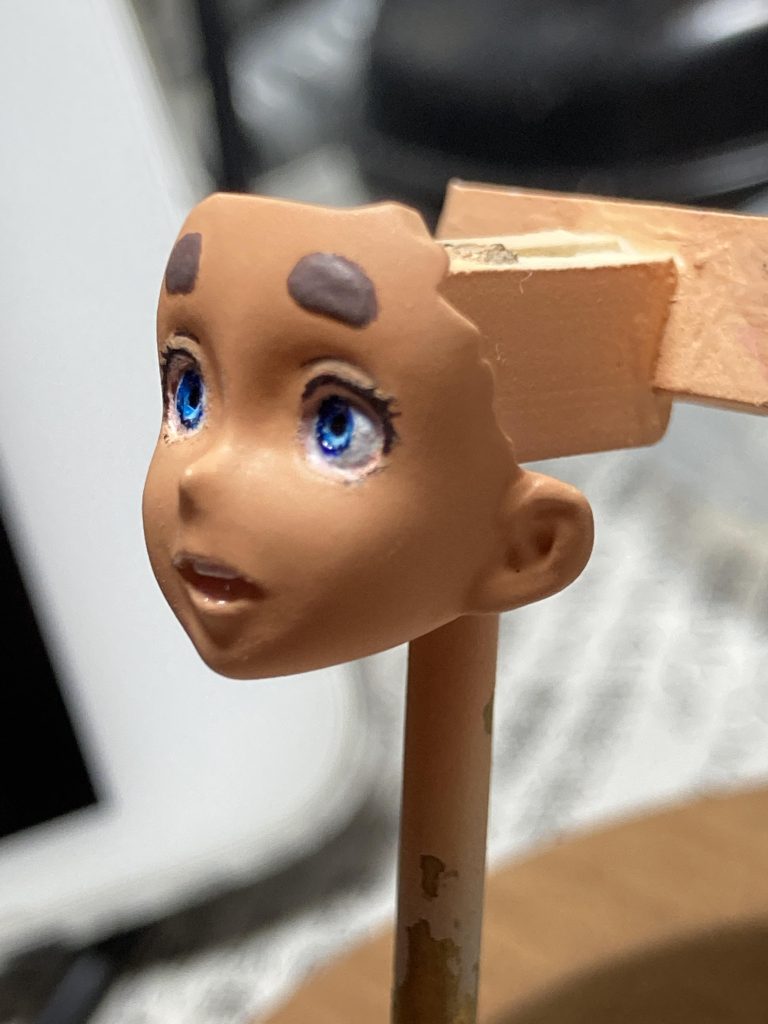 いきなり塗り上がってます。(汗製作工程 6肌色はラッカー系塗料、瞳や口周りはアクリル絵の具です。最後に再び目と歯をマスクして全体にマットクリア吹きました。唇はグロスクリア筆塗り。リップに色を入れない方にもこれはオススメです。まだ凹瞳にクリアレジン充填していないので目に生気がないw