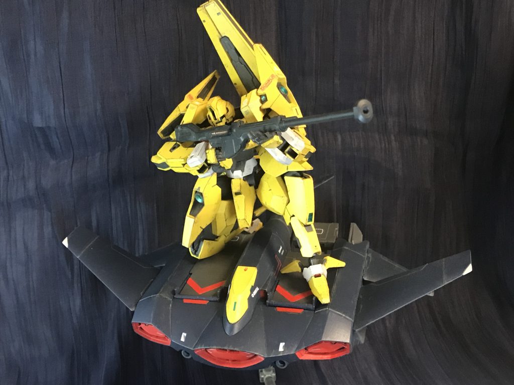 腕が長いからライフル構えポーズが決まるに違いない。それがソーンを選んだ理由の一つです。