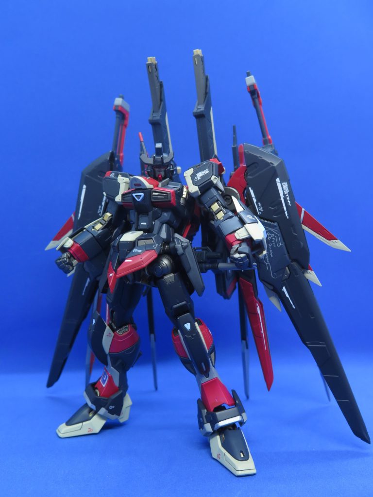 デスティニーインパルス4号機を改修した機体。機体強度改善の為に合体分離機構が省略され、コアスプレンダーの代わりに外装パージよる脱出機能を有するコアブロックが搭載されている、パワー不足の問題点も後述のエンジン変更で解決しました。他には胸部ディテールやビームライフルのスコープ変更などのマイナーチェンジを行われた。