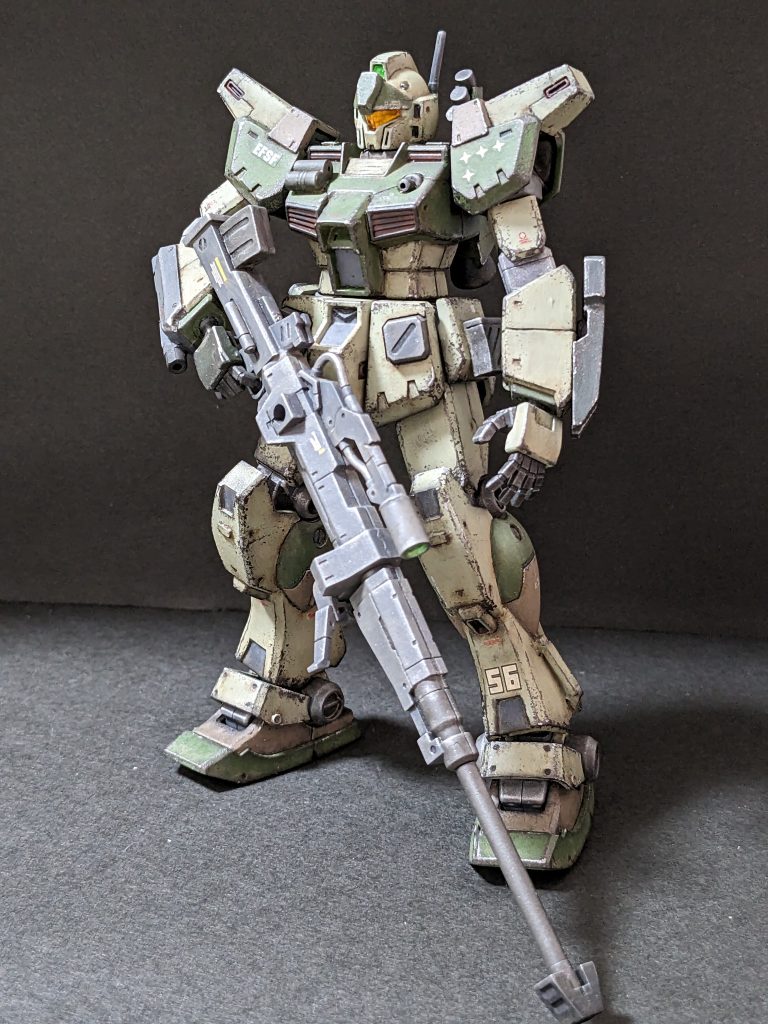【正面】カラーリングはグリーン・ブラウンのモザイク調。主兵装はバレットM82的なスナイパーライフルに変更。陸戦用ということで左肩越しにスモークディスチャージャーを自作して配置。