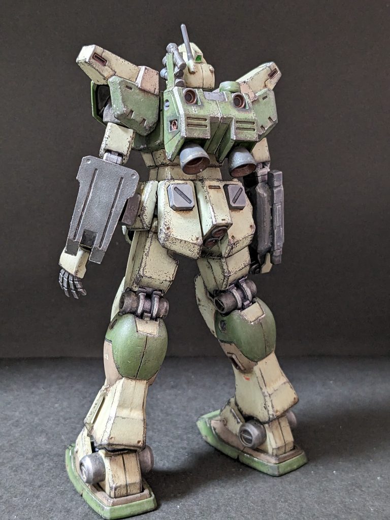 【背面】シールドはライフルを構えるときに邪魔なので最小限のものに。