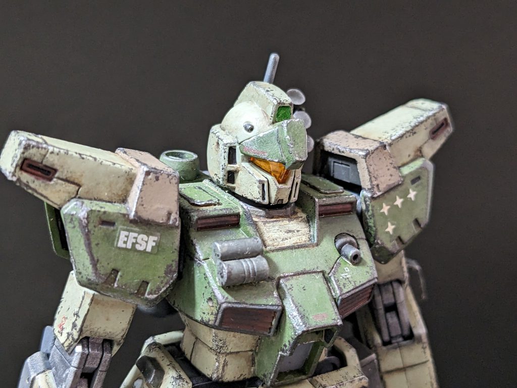 【上半身】塗装は剥げに剥げた感じに。胸部にはバルカン等を追加。