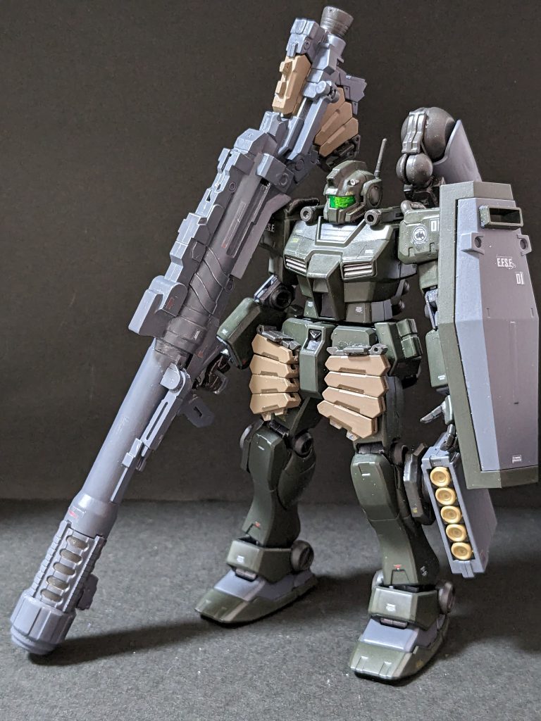 【正面】カラーリングは兵器然としたダークグリーン単色。MGユニコーンのバズーカを、ビームバズーカの設定で主兵装に。ビームマグナムのカートリッジをバズーカのカートリッジにして、腰部に予備弾倉も。左脚部にはミサイルポッドを装備。