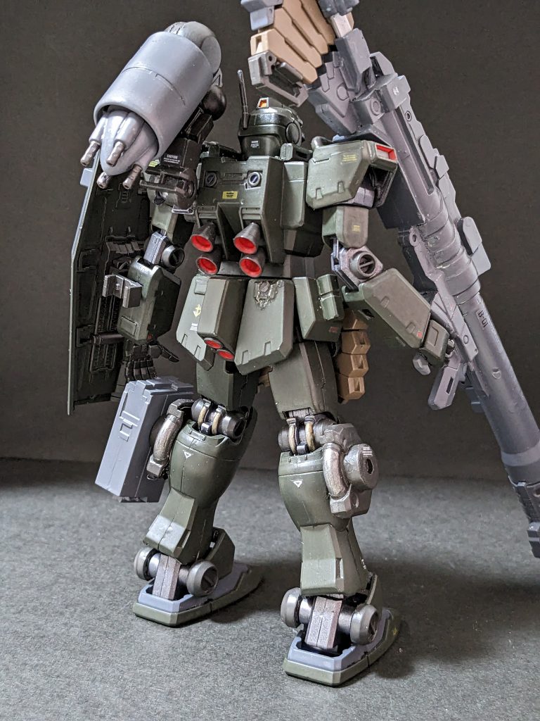 【背面】中近距離用の4連装機関砲は、背部に折りたたむことも可能。