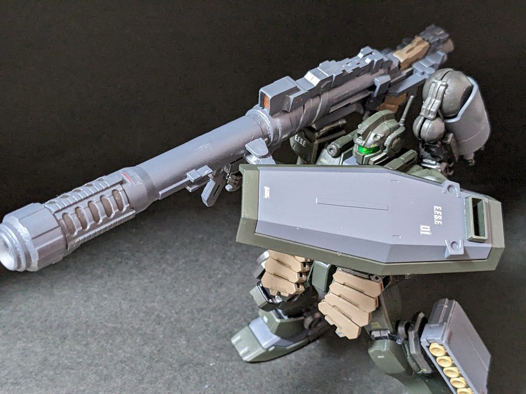 かなり踵重心なバズーカ射撃姿勢。付属していたトリントン基地のデカールを貼りましたが、この大きさのバズーカは重力下では保持していられない気も。