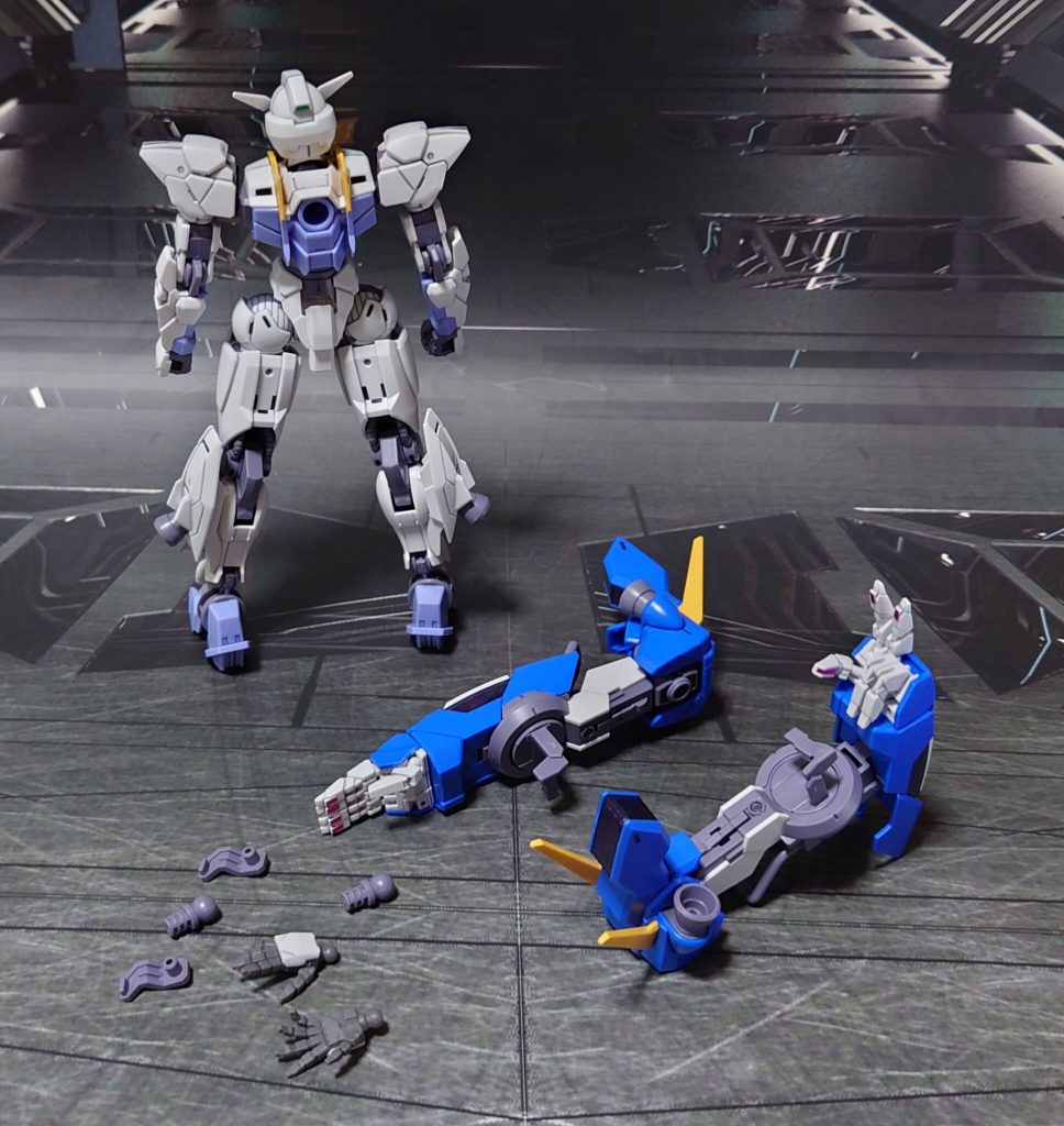 付属品一式。平手をミラソウル社製フライトユニット装備から流用、成型色の違いは気にしないことにしました。